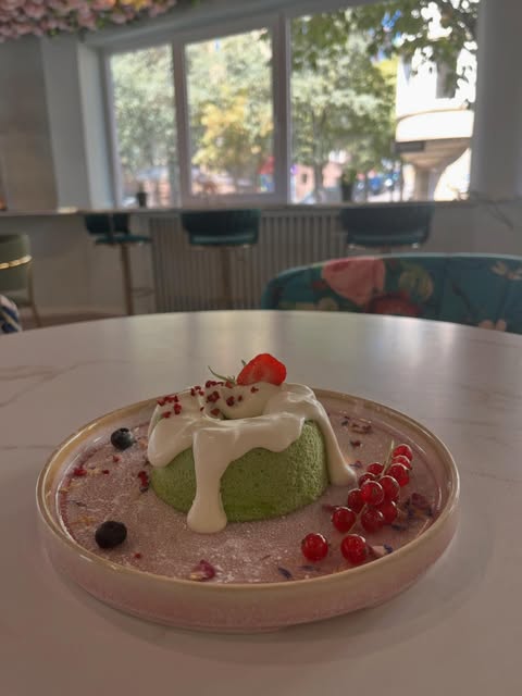Dessert mit Matcha-Kern in einer Schale