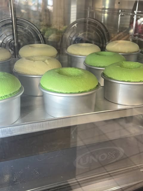 Matcha-Chiffon-Kuchen in Backformen in der Backstube