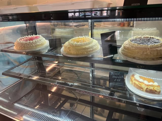 Kuchenvitrine des HaLi Café mit fünf Torten