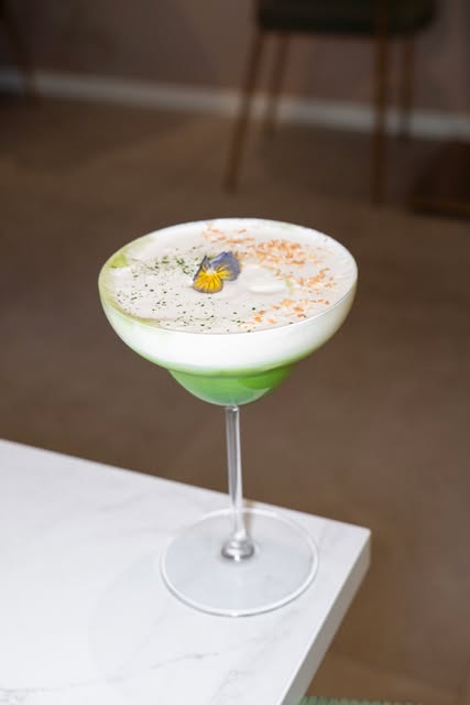 Matcha-Getränk im Coupé-Glas auf Marmor